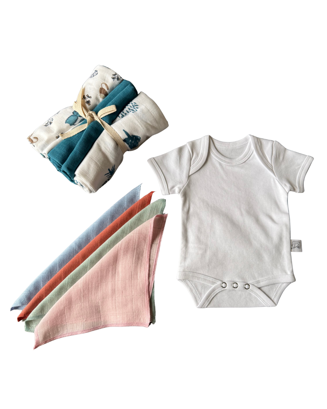 %100 Pamuk Yenidoğan Bebek Seti – Ağız Bezi + Kısa Kol Zıbın + Mavi Orman Müslin Battaniye